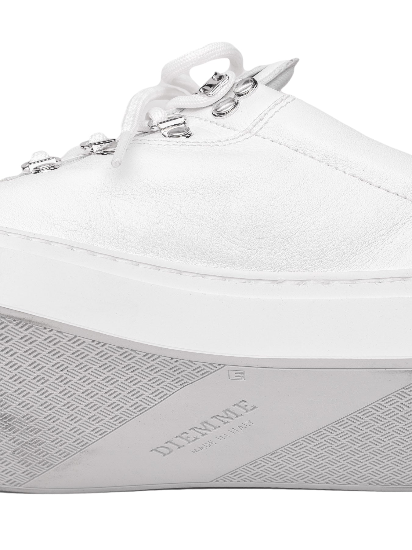 Diemme Marostica Low hvite nappa sko, lav profil og klassisk design, vist på bilde.