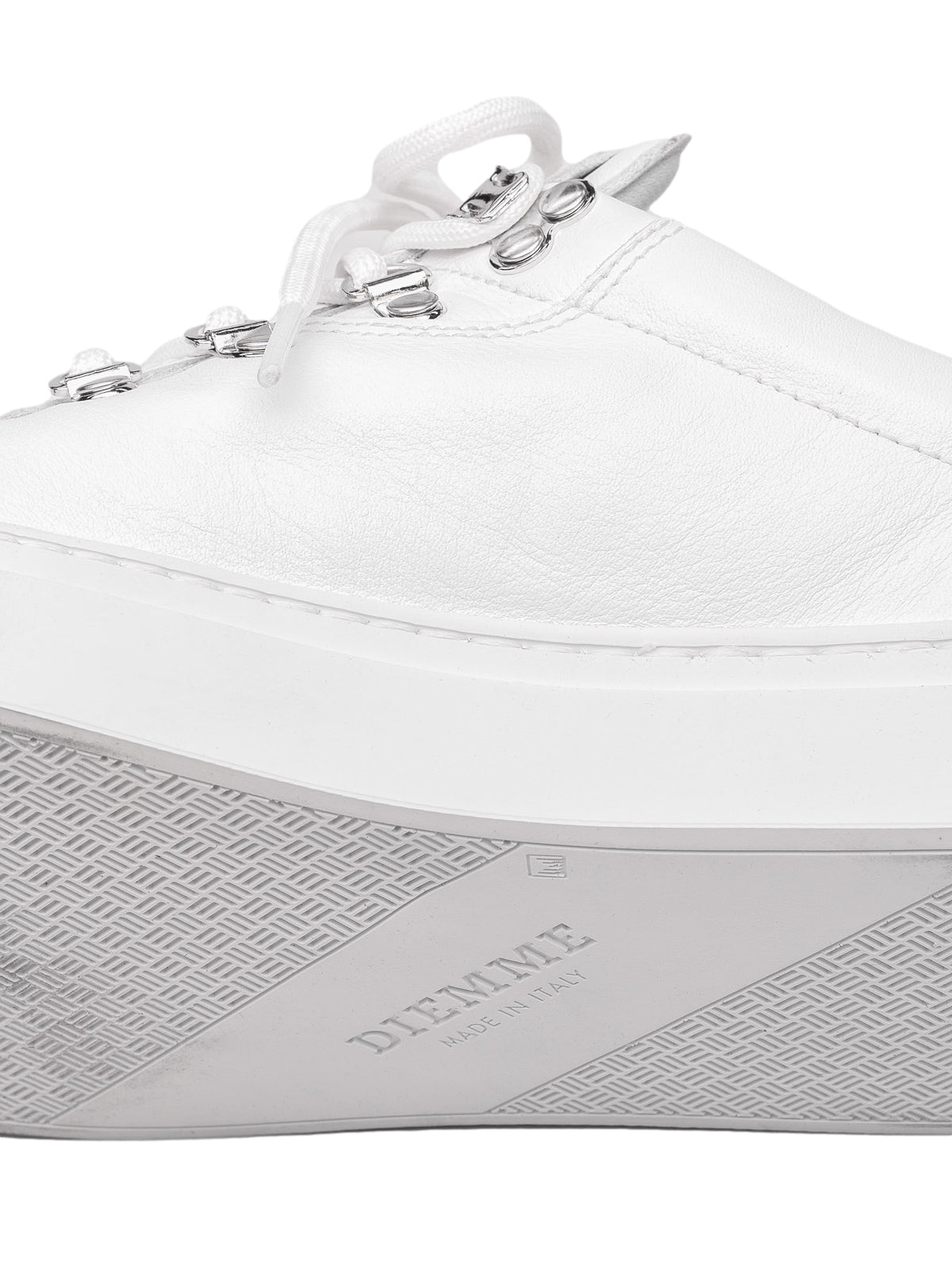 Diemme Marostica Low hvite nappa sko vist fra siden, med hvit såle og elegante design.