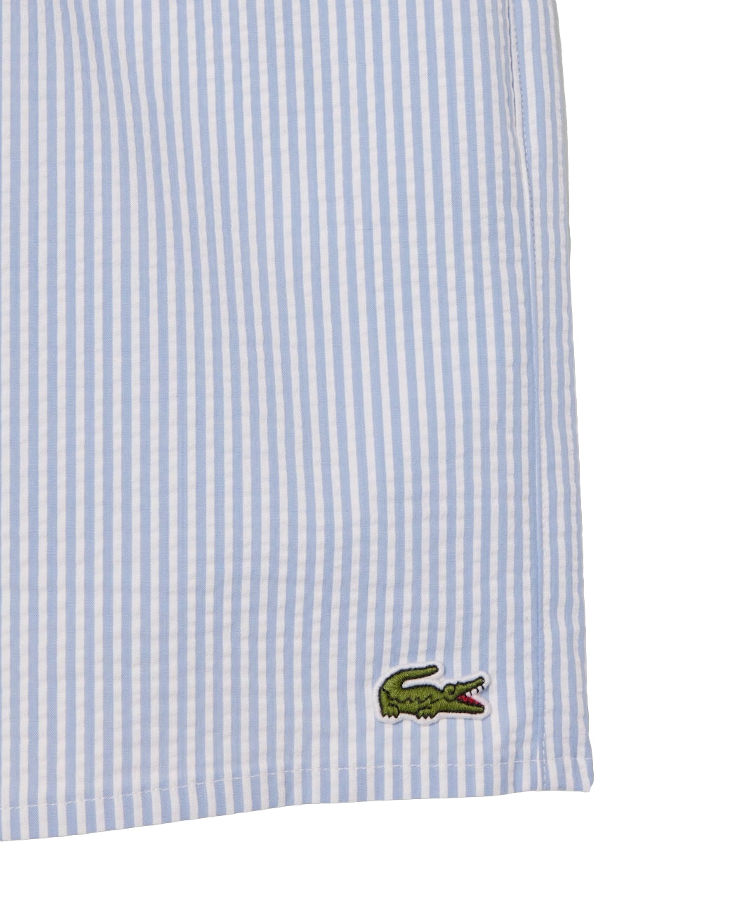 Lacoste badetøy med hvite og blå stripete midilengde svømmebukser med tekstur, perfekt for svømmeturer.