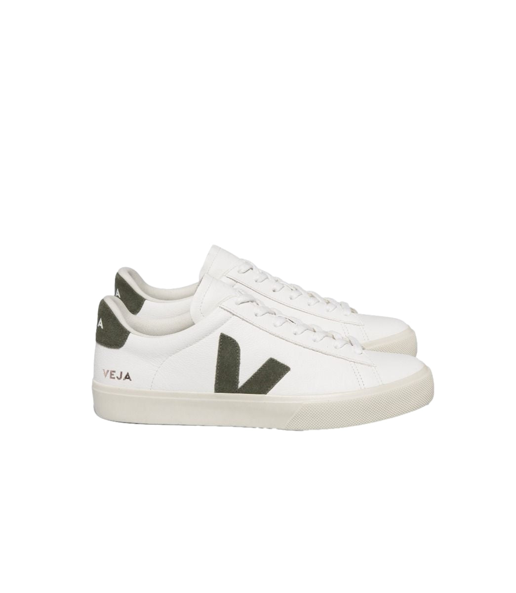 Veja Campo Extra hvite og kaki sneakers, sportssko for menn og kvinner, med hvite og grønne detaljer.