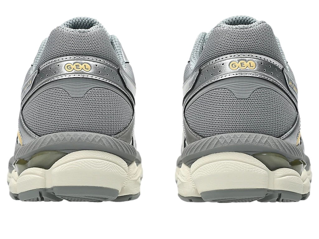Asics Gel-Cumulus 16 løpesko i krem og clay grå med mørkegrå detaljer, komfortabel og støttende sportsko for trening.