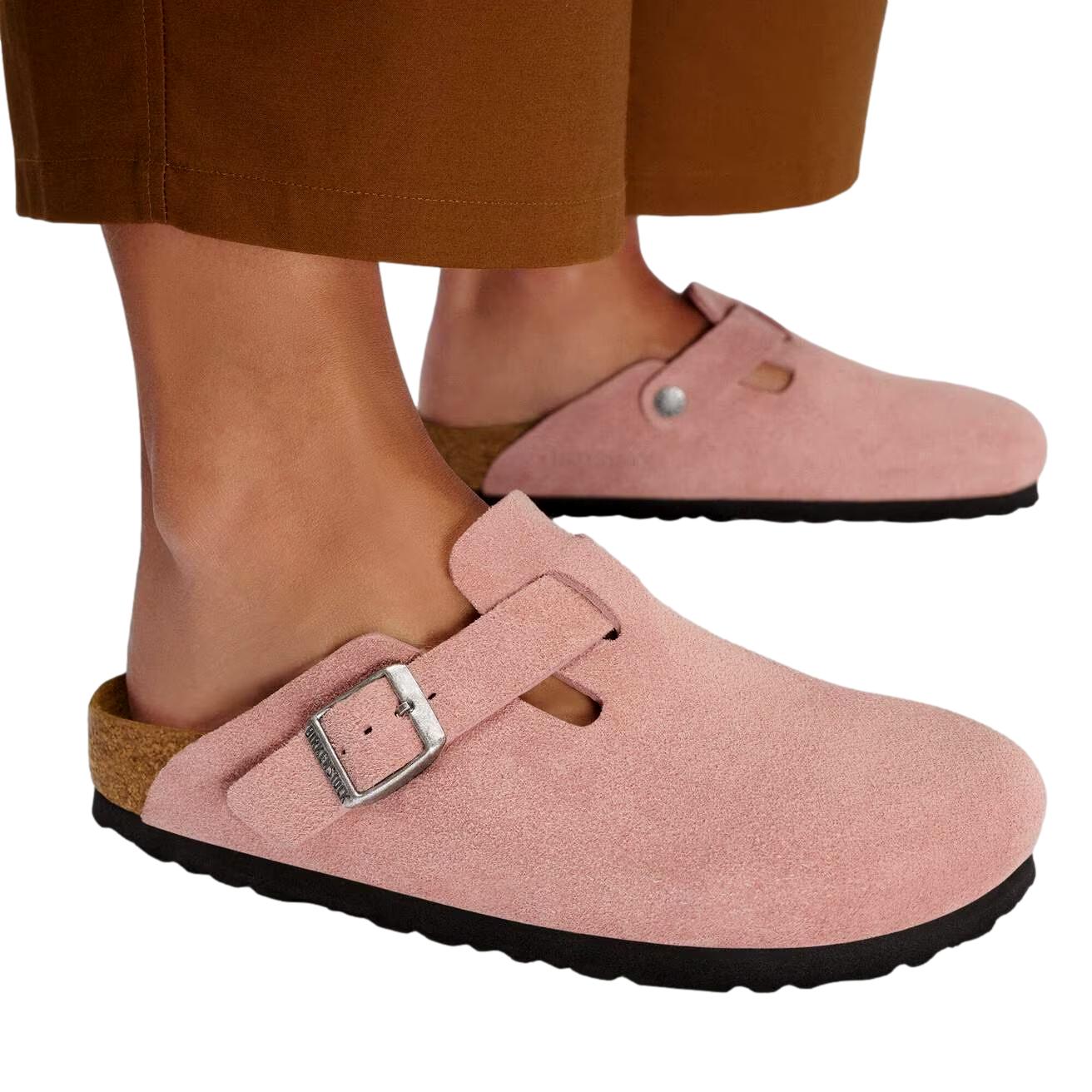 Birkenstock Boston Suede smale rosa sko i lyserosa med komfortabel design og lukket tå i mykt semsket skinn.