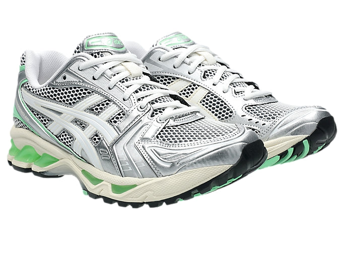 Asics Gel-Kayano 14 løpesko i hvit og grønn, med støttende design og breathable materialer, vist fra siden.