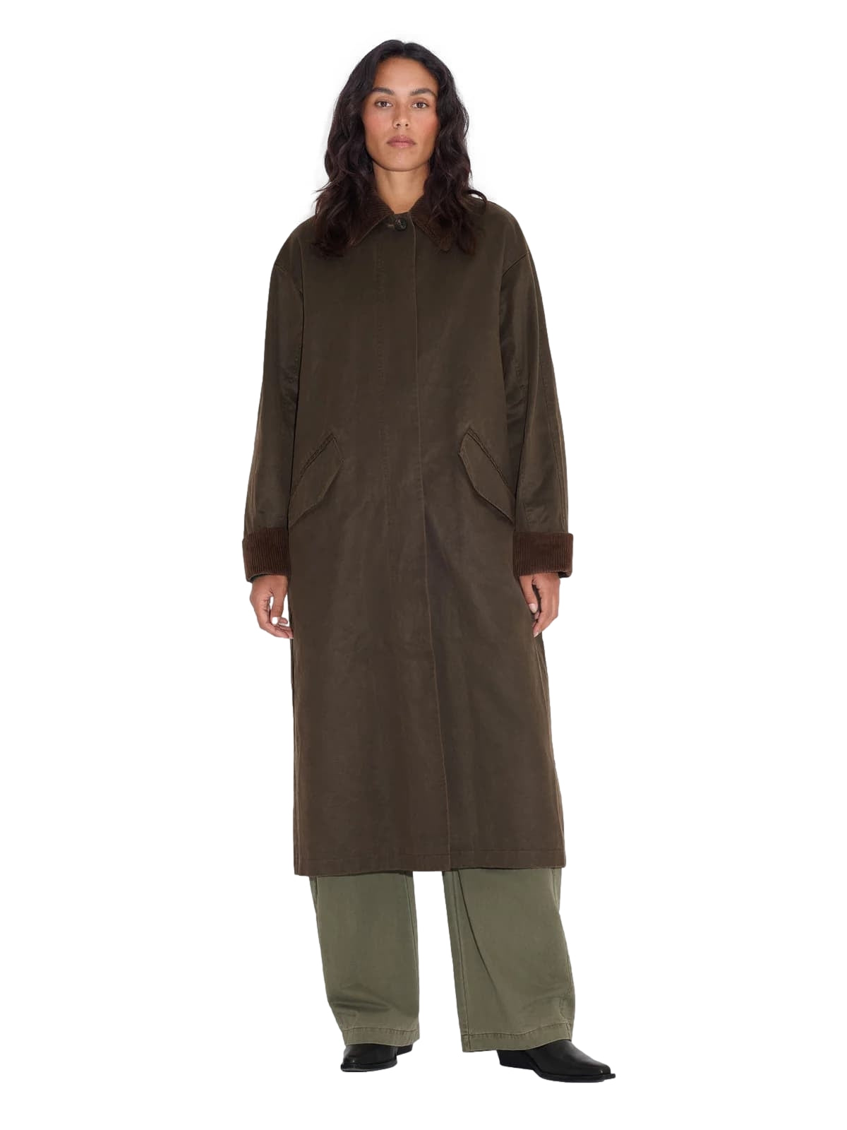 Holzweiler Debbi Coat jakke i ull med dobbel knepping og kurvet passform, vist på modell.