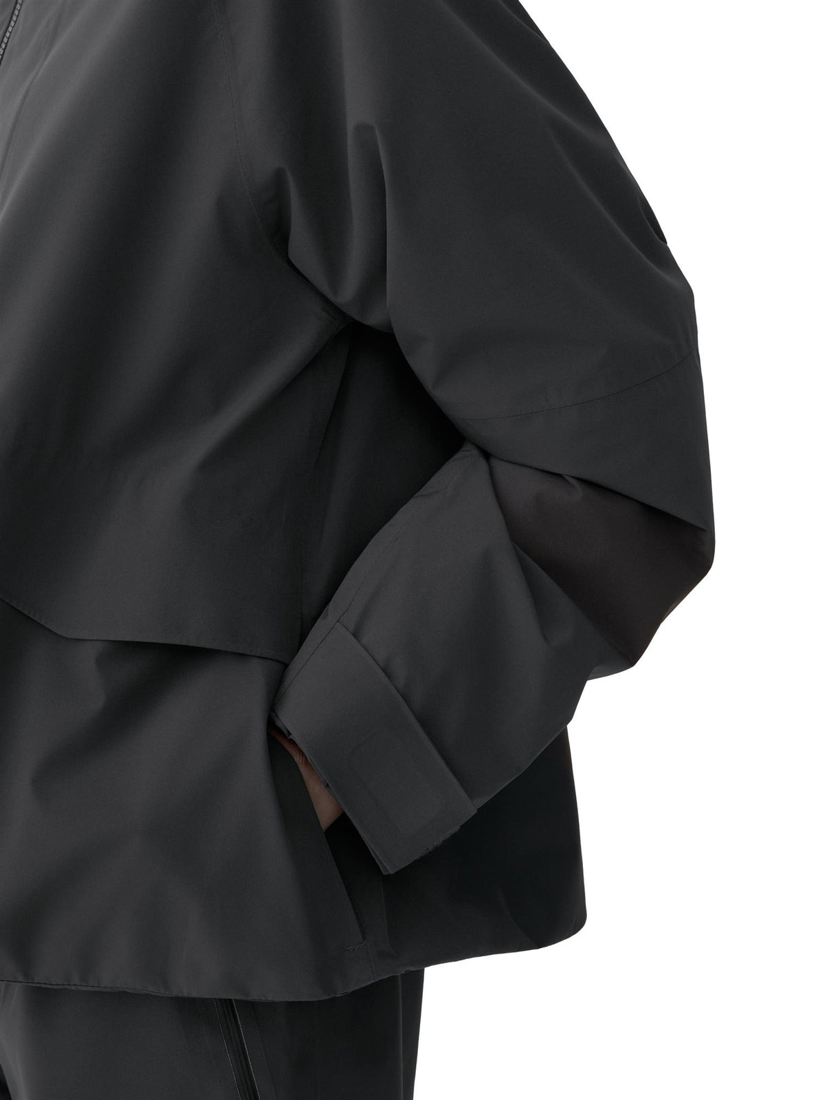 Blæst Ona Insulated Jacket i mørkegrå, isolert jakke med hette og quiltet design