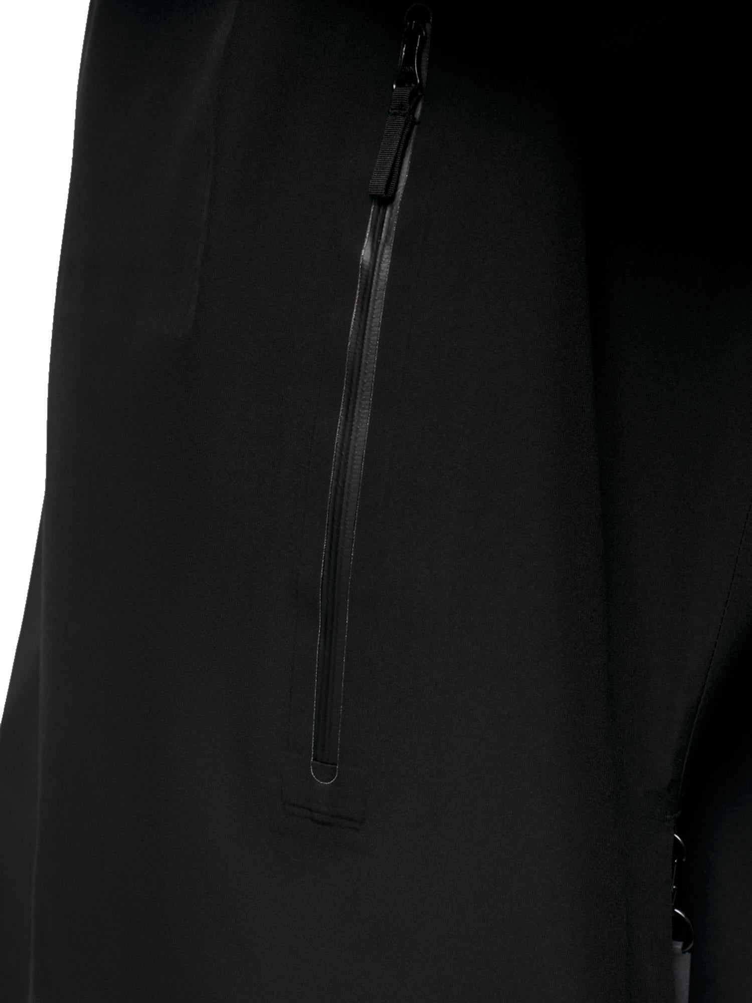 Blæst Voss ponchojakke i svart med justerbare detaljer og mykt stoff, perfekt for kaldt vær.
