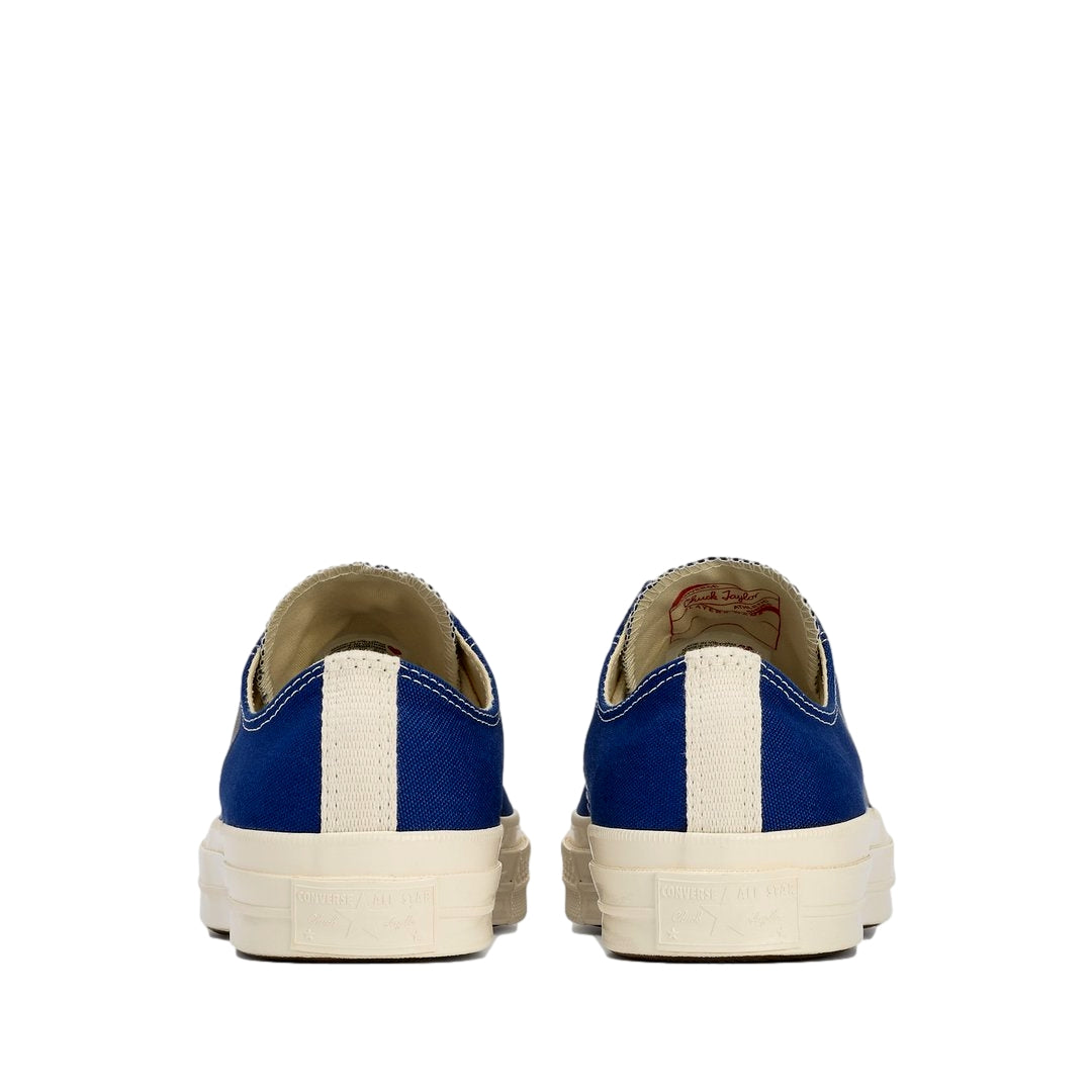 Blå Comme des Garçons Play x Converse lav-top sneakers med stor hjerte-trykk, casual skostil for menn og kvinner.