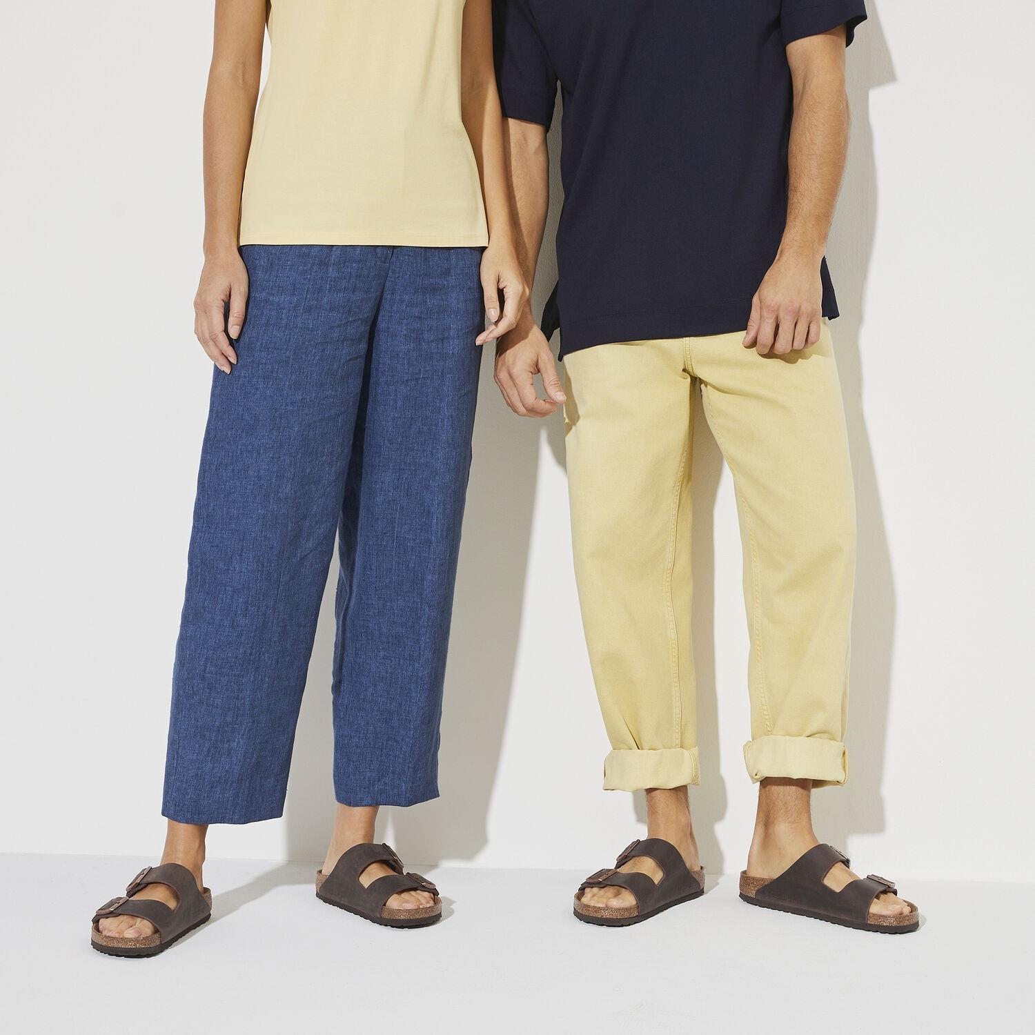 Birkenstock Arizona sko i oljet lær, smal modell i mørkebrun, med to justerbare remmer og komfortabel fotsåle.