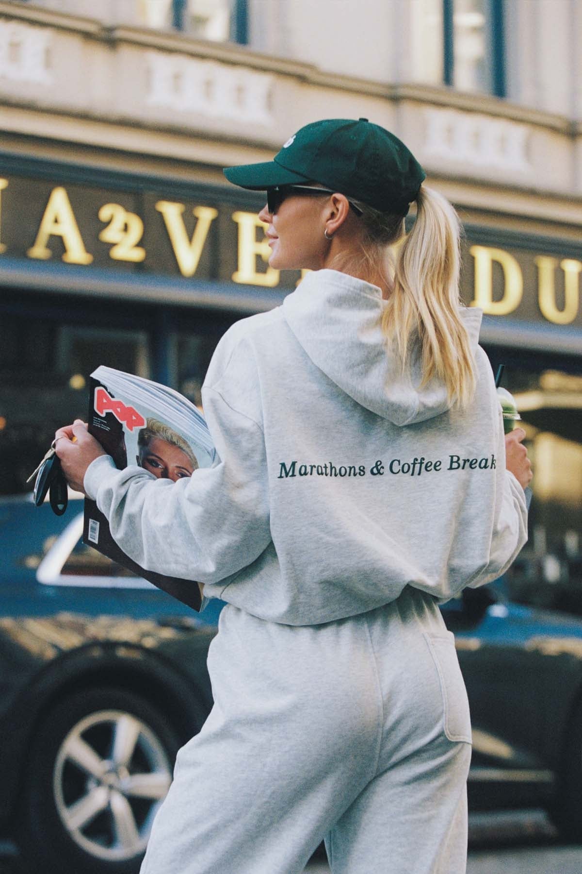 Lysegrå MCB Sportswear Signature hoodie, myk hettegenser med komfortabel passform, sett fra forsiden.