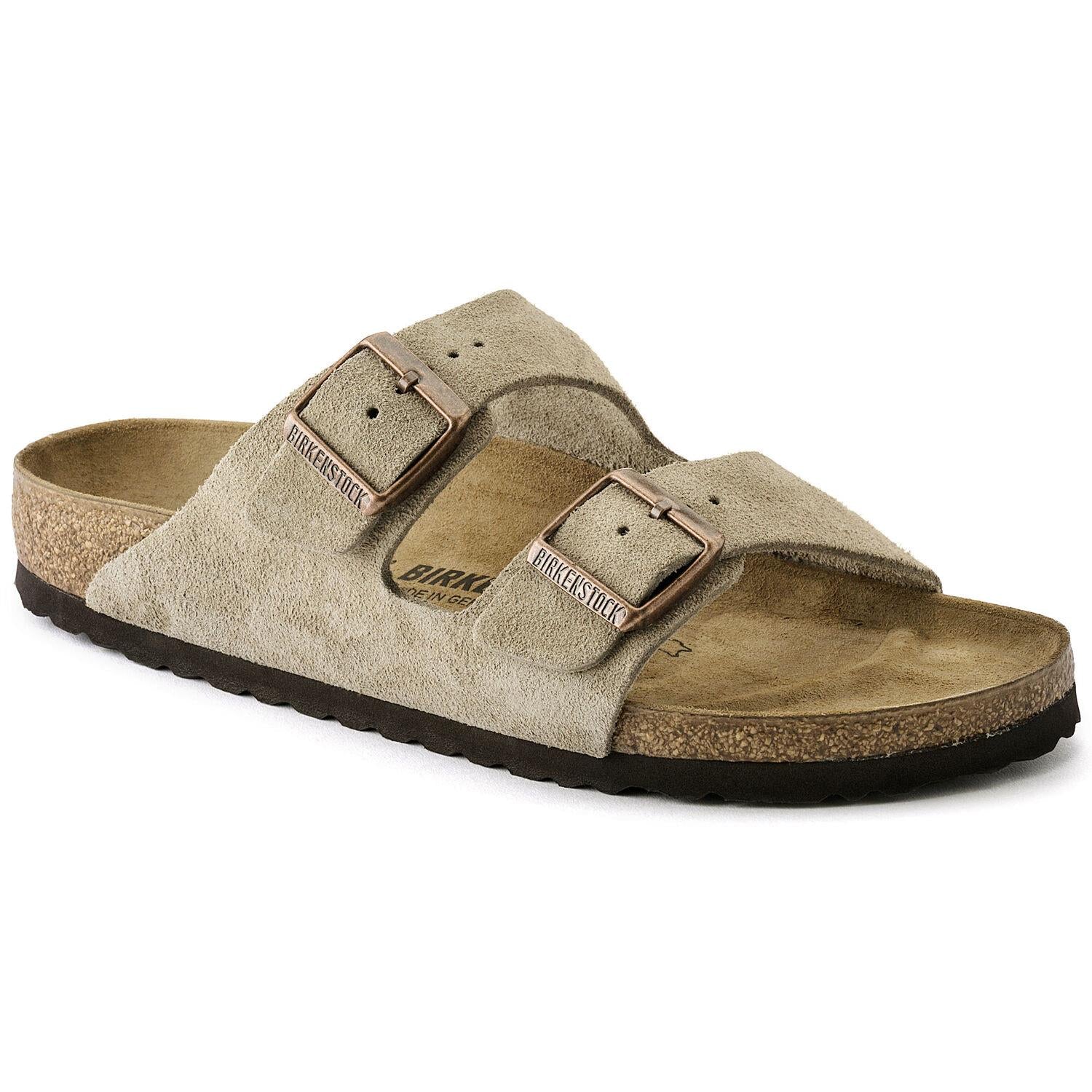 Birkenstock Arizona suedesko i smal passform i taupe, med lærreimer og komfortabel design, vist på et bilde.