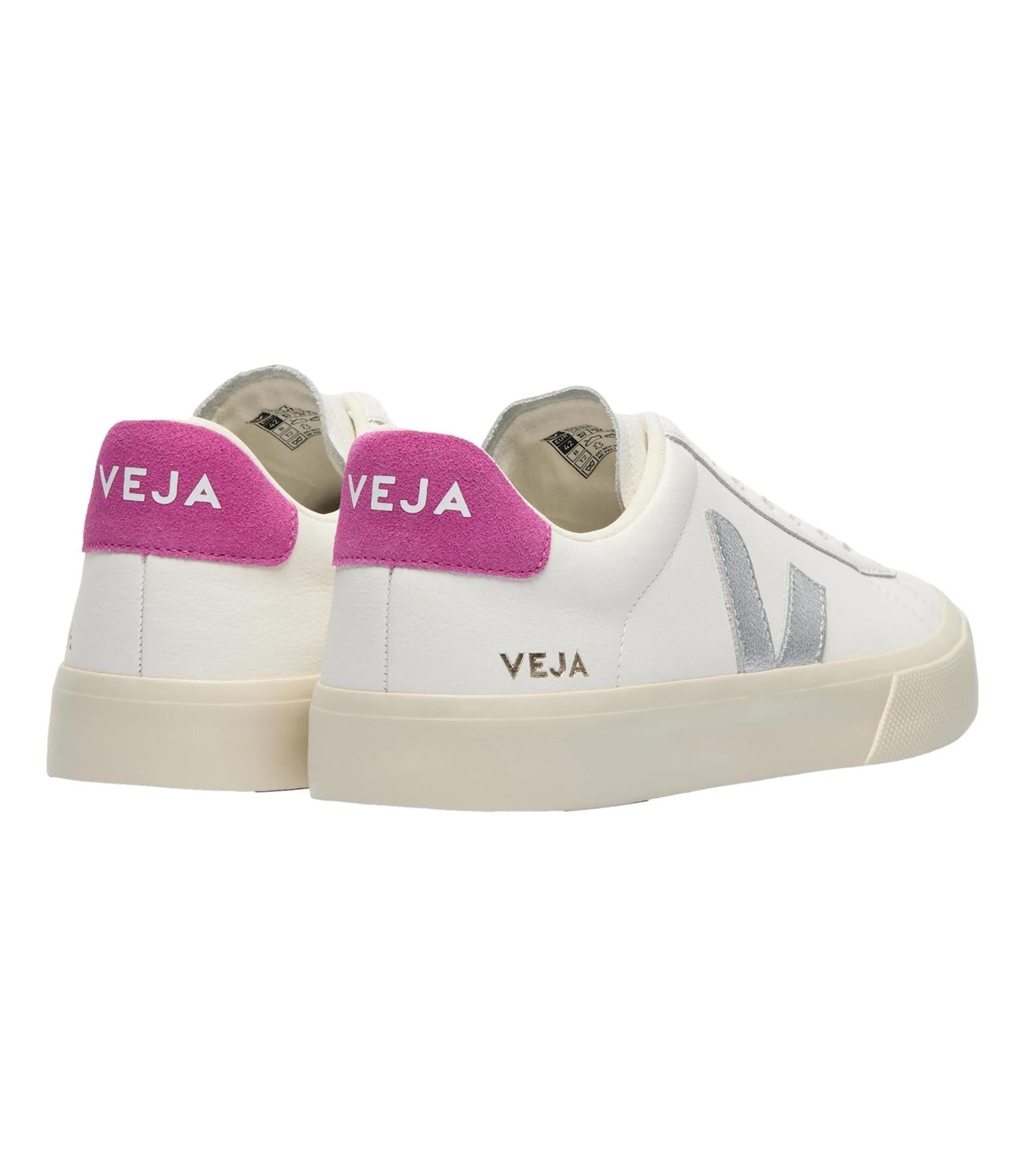 Veja Campo Extra hvite og sølvfargede sko med ultraviolet detaljer, vist på en modell.