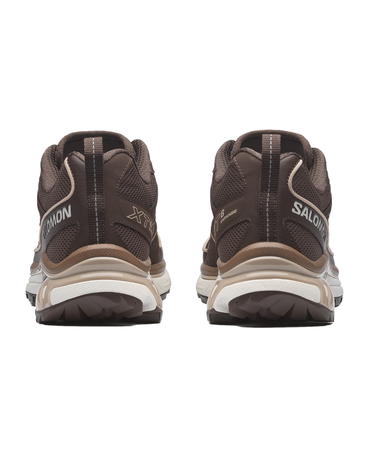 Salomon XT-6 terrengløpesko i brunt og hvitt med jordfarger, vist fra siden med detaljer av skoens utforming og materialer.