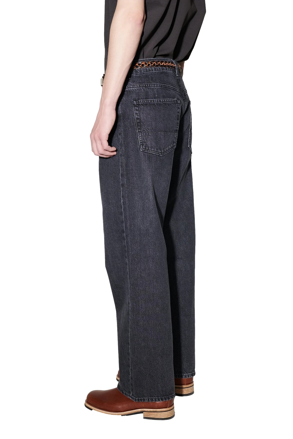 Sort Our Legacy jeans med tredje kutt, viste slitte detaljer og klassisk passform, laget av denim.