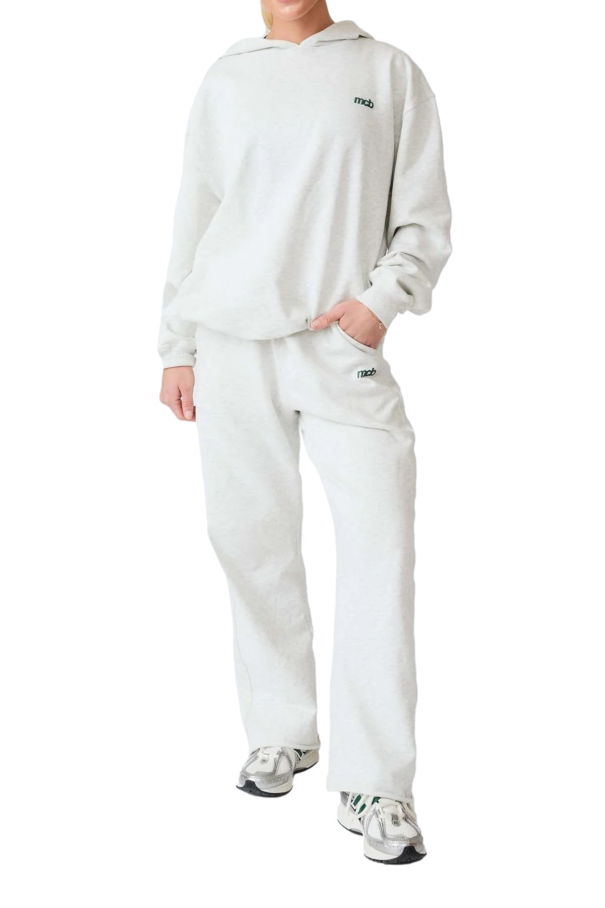 Lysegrå MCB Sportswear Signature Bukse med elastisk midje og komfortabel passform, vises på modell.