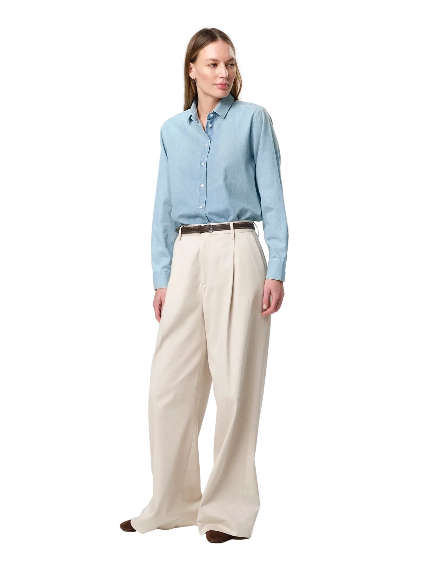 Lyseblå Julie Josephine Liv denim skjorte med knappestolpe og brystlommer, perfekt for casual antrekk.