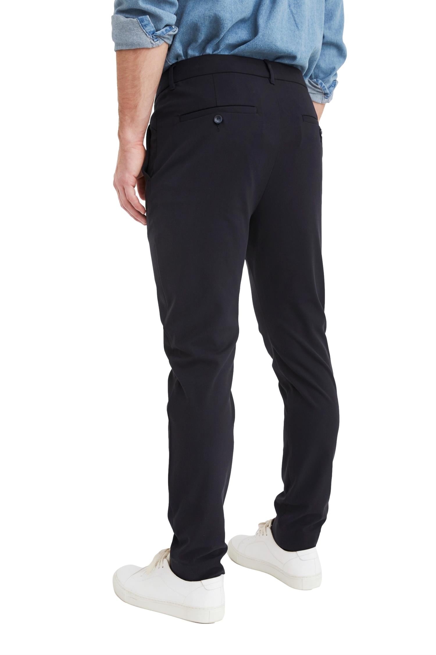 Plain JoshPL 315 dype navy bukse, komfortabel og stilfull, med klassisk snitt og dyp marineblå farge.