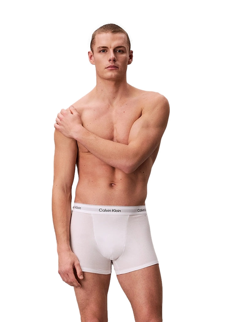 Hvite Calvin Klein Underwear Icon Relaxed Fit boxershorts, komfortabel og myk bomullsdesign, vist på modell.