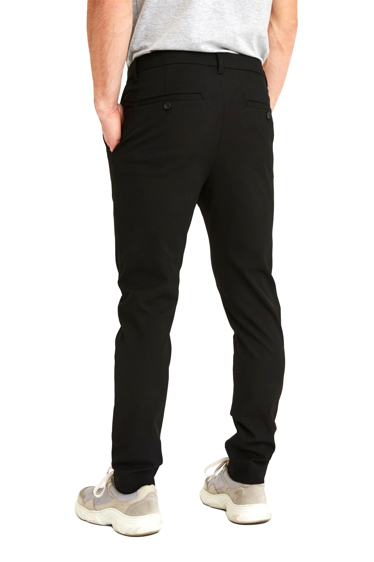 Sort bukse fra Plain JoshPL 315, komfortabel og enkel design, vist på modell med naturlig posering.