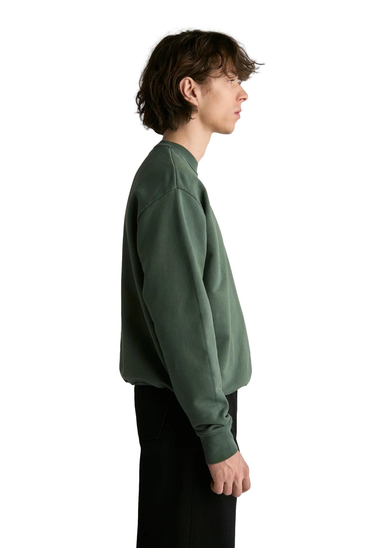Grønn Livid Ayon genser med rund hals og lang erm, vist på modell mot hvit bakgrunn.