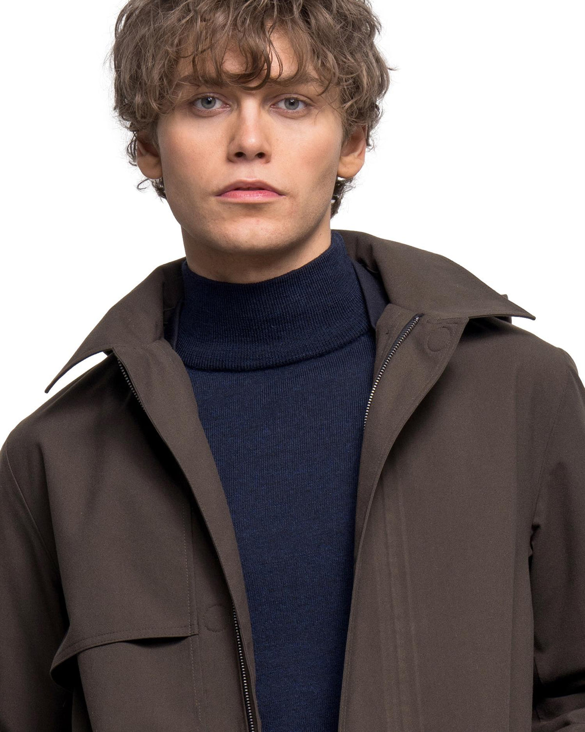 Johnny Love Miles olivengrønn jakke med justerbare detaljer og mykt materiale, vist på modell.