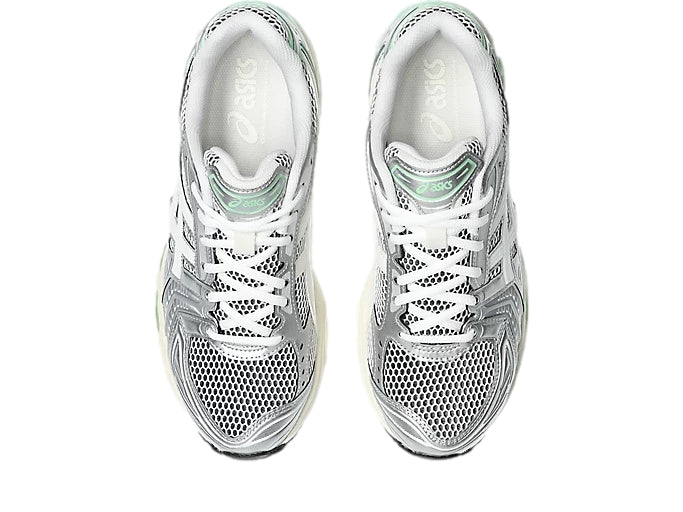 Asics Gel-Kayano 14 joggesko i hvitt og grønt, med lav profil, hvit såle og grønne detaljer, designet for løping og trening.