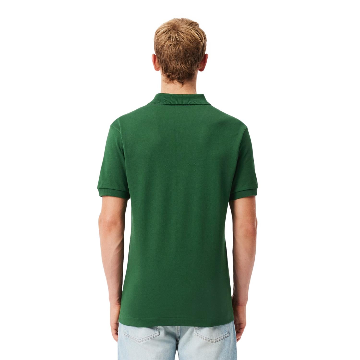 Mørkegrønn Lacoste klassisk fit original polo T-skjorte med krage og knapp, vist på modellen.