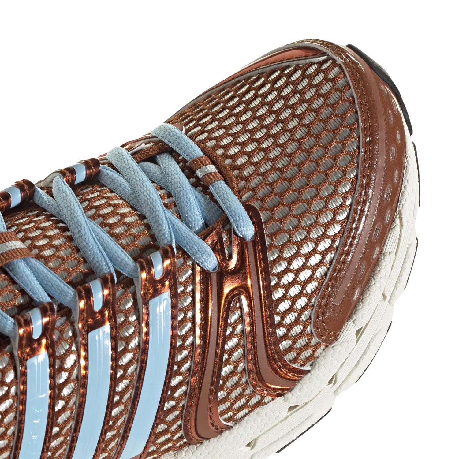 Adidas Adistar Control 5 brune skosko med myk såle og støttende design for komfort og kontroll.