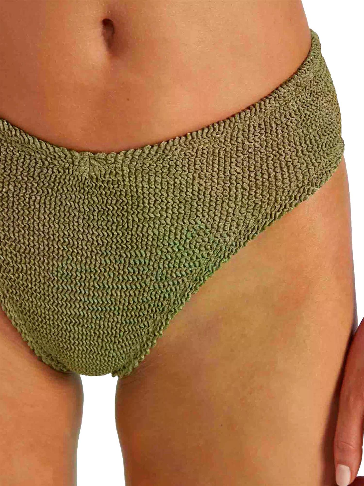 Hunza G metallisk oliven bikini med Angel-design, laget av strikket materiale, vist på modell.
