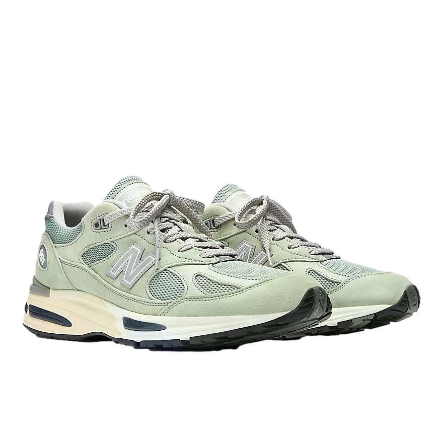 Lysegrønne New Balance 991v2 BB2 sko laget i Storbritannia, med detaljert skinn og mesh-overflate.