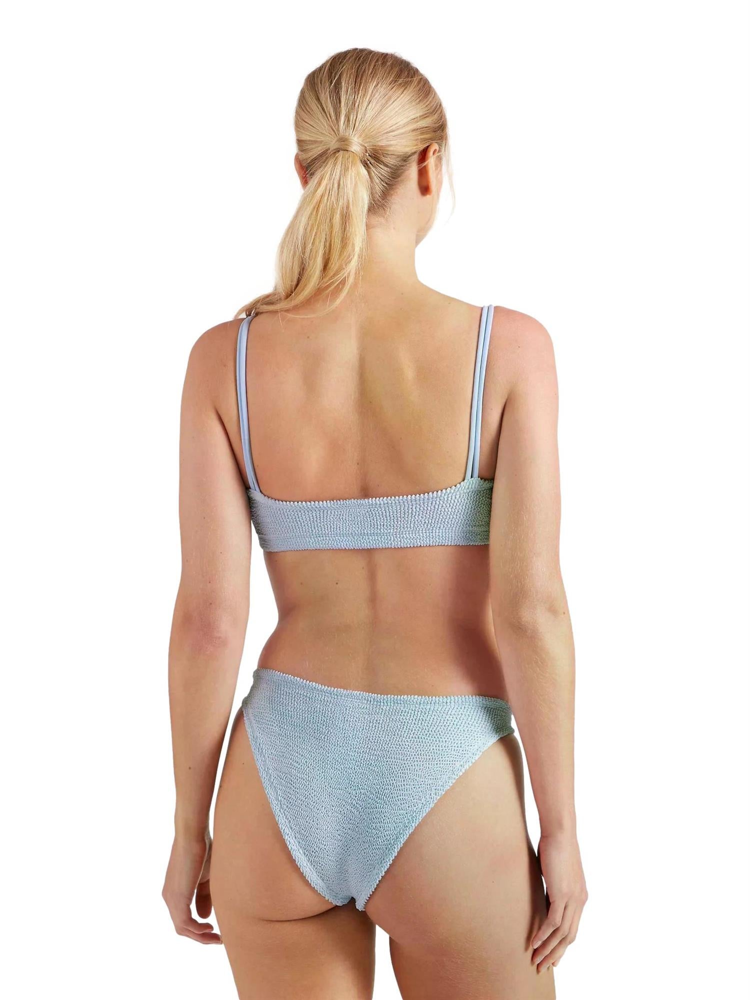 Hunza G Cassie beaded bikini i metallic lyseblå med glinsende detaljer, perfekt for sommerstrand og svømming.