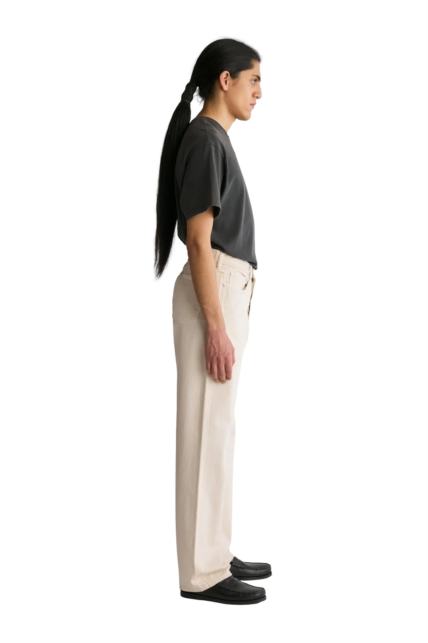 Livid Barnes Fade Bone jeans i off-white med slitte detaljer og klassisk passform, vist på modell.