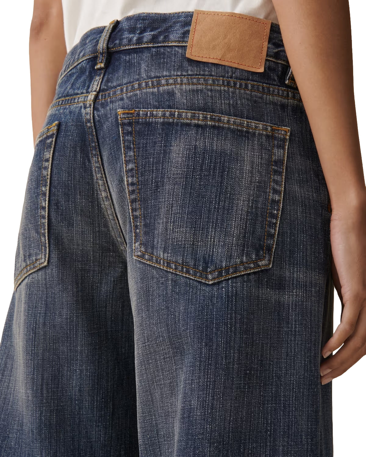 Blå Jeanerica Kyoto mørkeblå jeans med rette passformer, vist på en modell. Komfortabel og stilren denim til hverdagen.