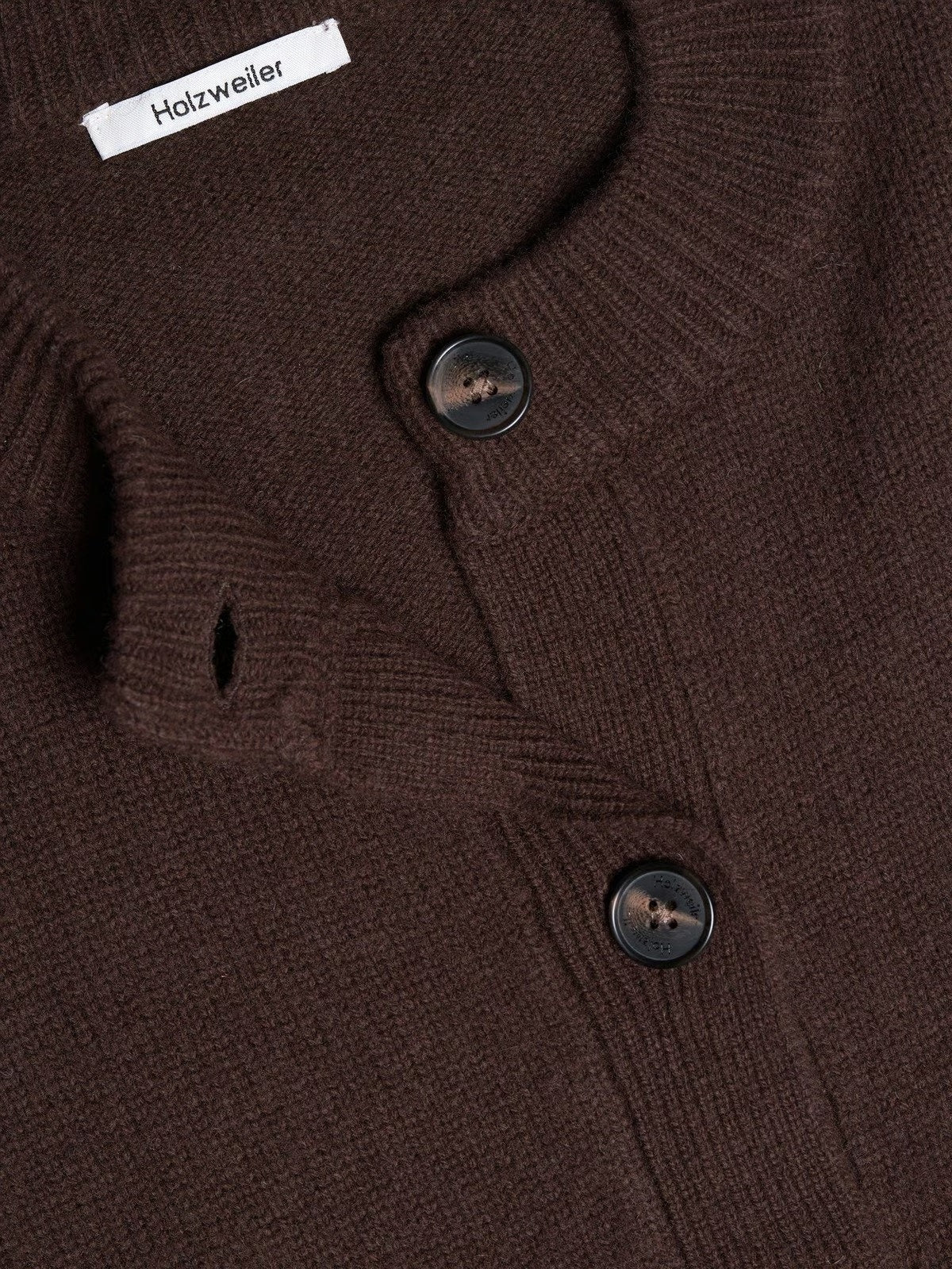 Holzweiler W Wool Wide Cardigan i brun, myk og oversized strikkegenser med bred passform og lange ermer.
