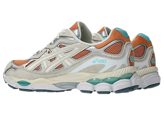 Asics GEL-NYC sneakers i terrakotta, krem og oransje, vises i bilde med beige detalj og sporty design