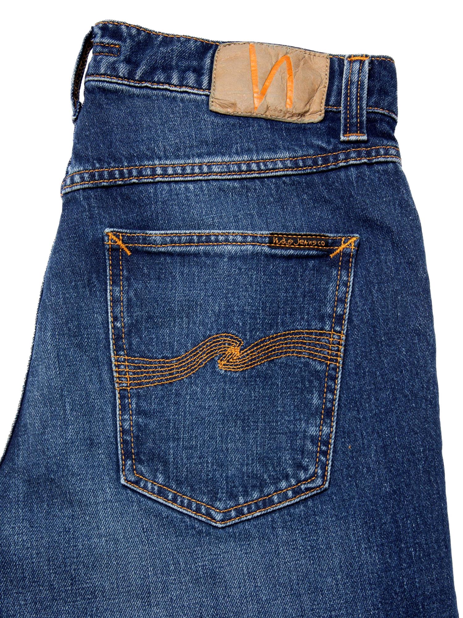 Mørkeblå Nudie Jeans Ollie Wild Blue jeans med klassisk passform og fem lommer, sydd av denimmateriale.