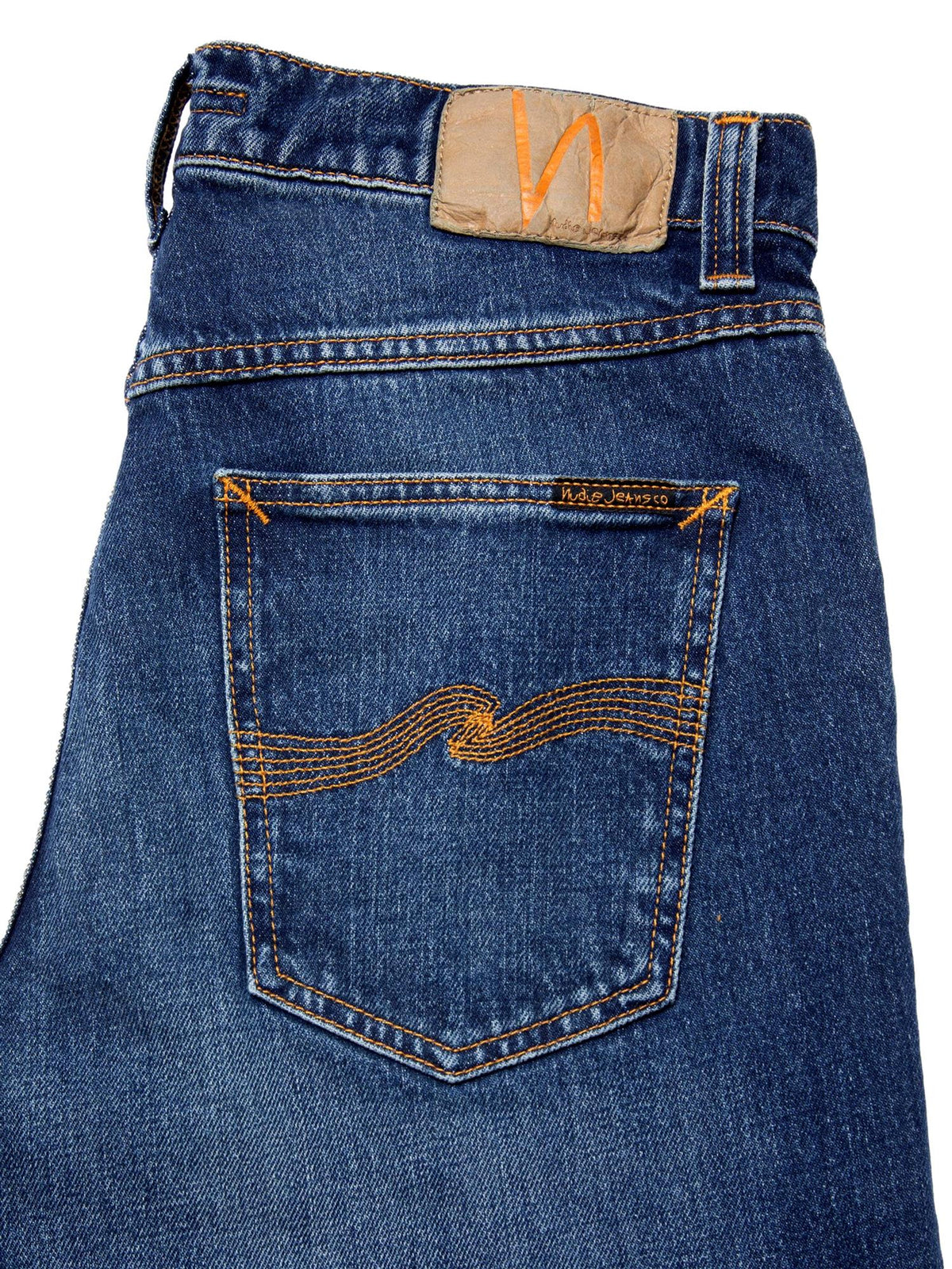 Nudie Jeans Solid Ollie Wild Blue jeans i mørkeblå med klassisk snitt og synlige sømmer, vist på modell.