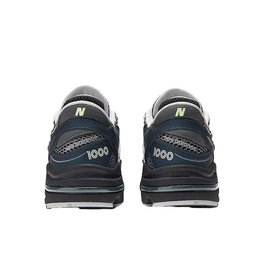 Blå og grå New Balance M1000S sneakers, sportssko med komfortabel design, synlig på bildet.