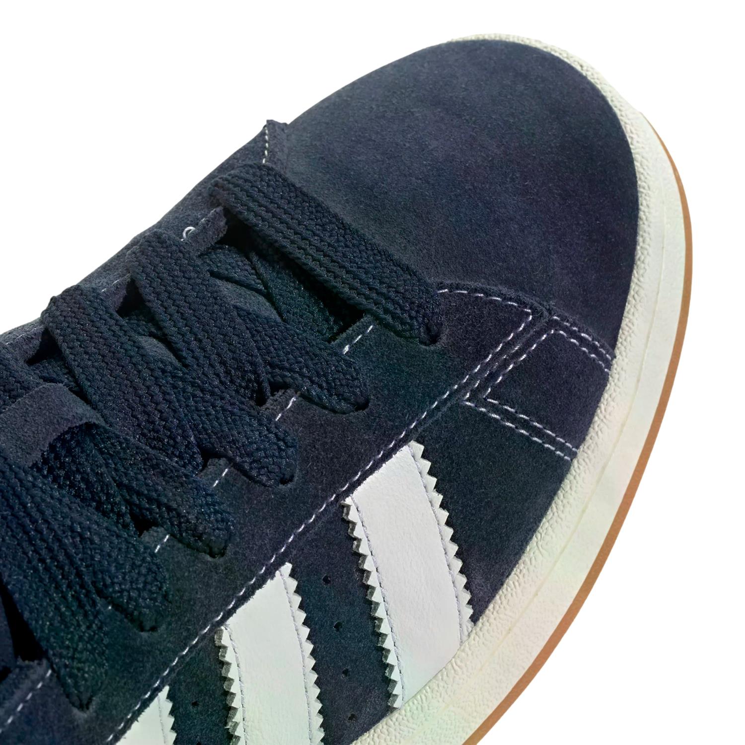 Adidas Campus 00s JR8163 joggesko for barn i marineblå med hvite detaljer, vises med nærbilde av skoens design og materiale.