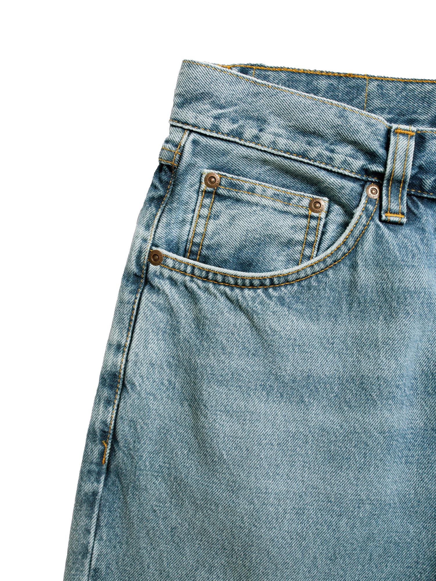 Nudie Jeans Rad Rufus Indigo blå jeans for menn, vises med klassisk snitt og blå denim stoff, detaljer av lommer og syninger