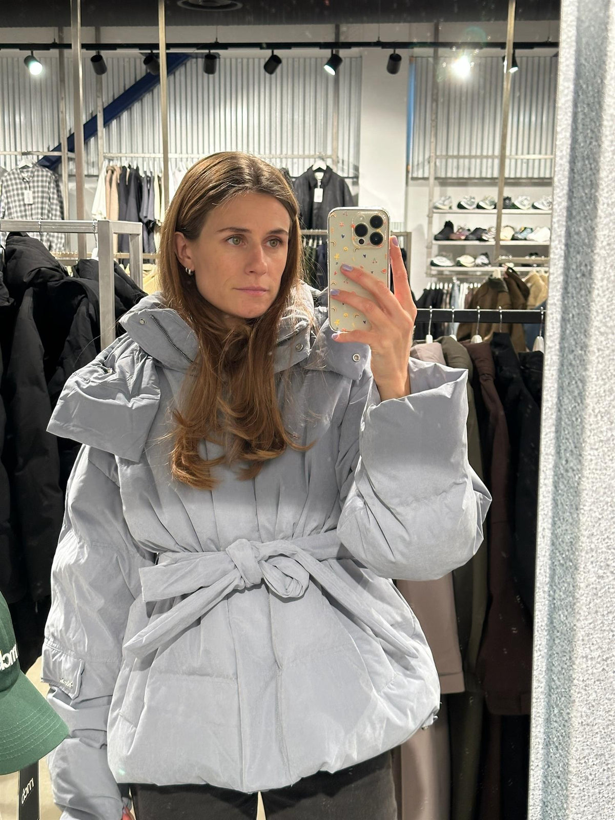 Holzweiler Steilia Brushed Down Jakke i gråblå med mykt, børstet stoff og varm fôring, vist på modell.