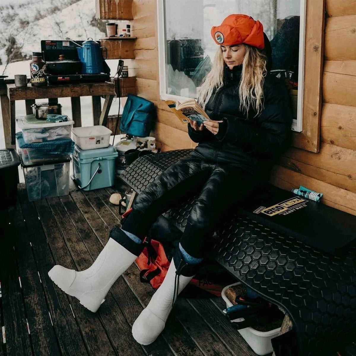Hvit Fubuki NISEKO 3.0 skomodell, sportsko med moderne design og komfortabel passform, vist på bilde