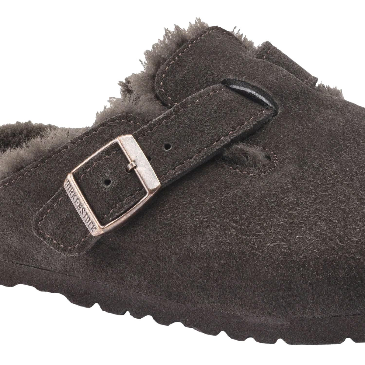 Birkenstock Boston Shearling smale mocca-sko i brun med innlegg av saueskinn og justerbar rem.