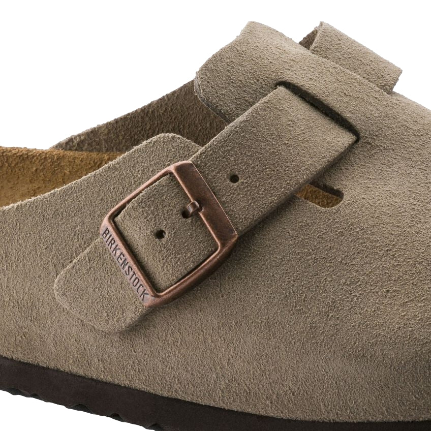 Birkenstock Boston SFB suedesko i smal modell i taupe, komfortabel og stilfull med lukket tådesign.