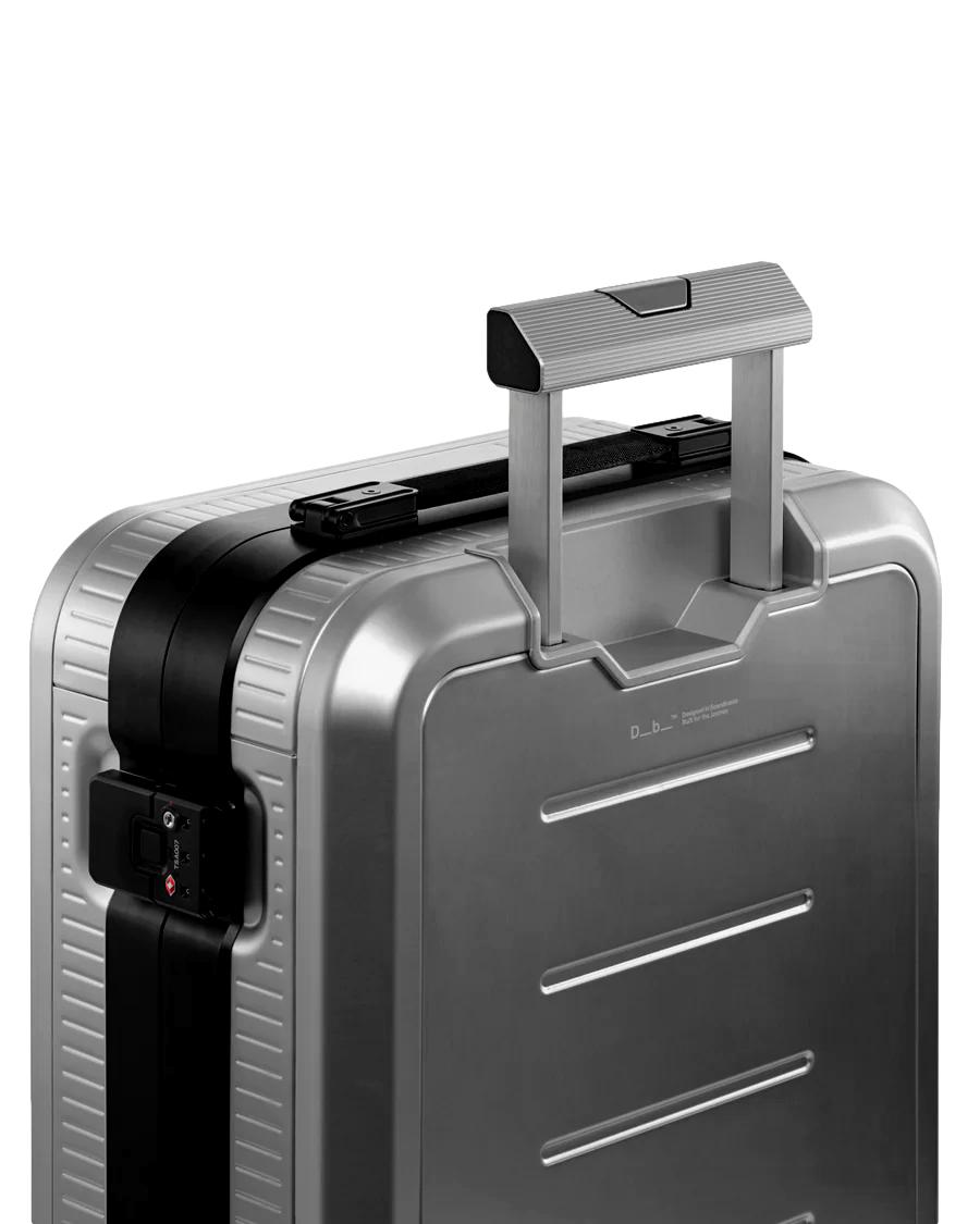 Db Ramverk aluminium carry-on koffert i sølv og sort, med hjul og teleskophåndtak for enkel reise.