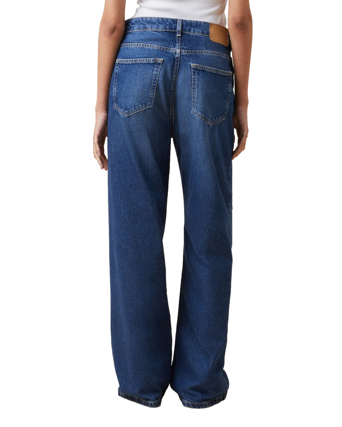 Blå Jeanerica Belem Vintage 62 jeans, klassiske jeans med slitte detaljer og rett passform, vist på modell.
