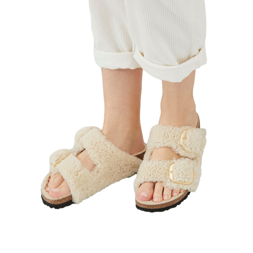 Birkenstock Arizona Big Buckle Teddy Narrow sko i off-white med stor spenne og myk teddy-tekstur, vist fra siden.