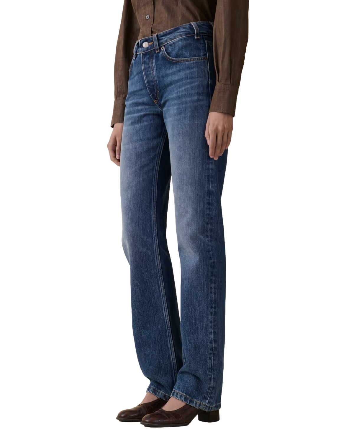 Jeanerica Sisli Fresco Blue jeans i blå, rette bukser av denim, vist på modell foran hvit bakgrunn