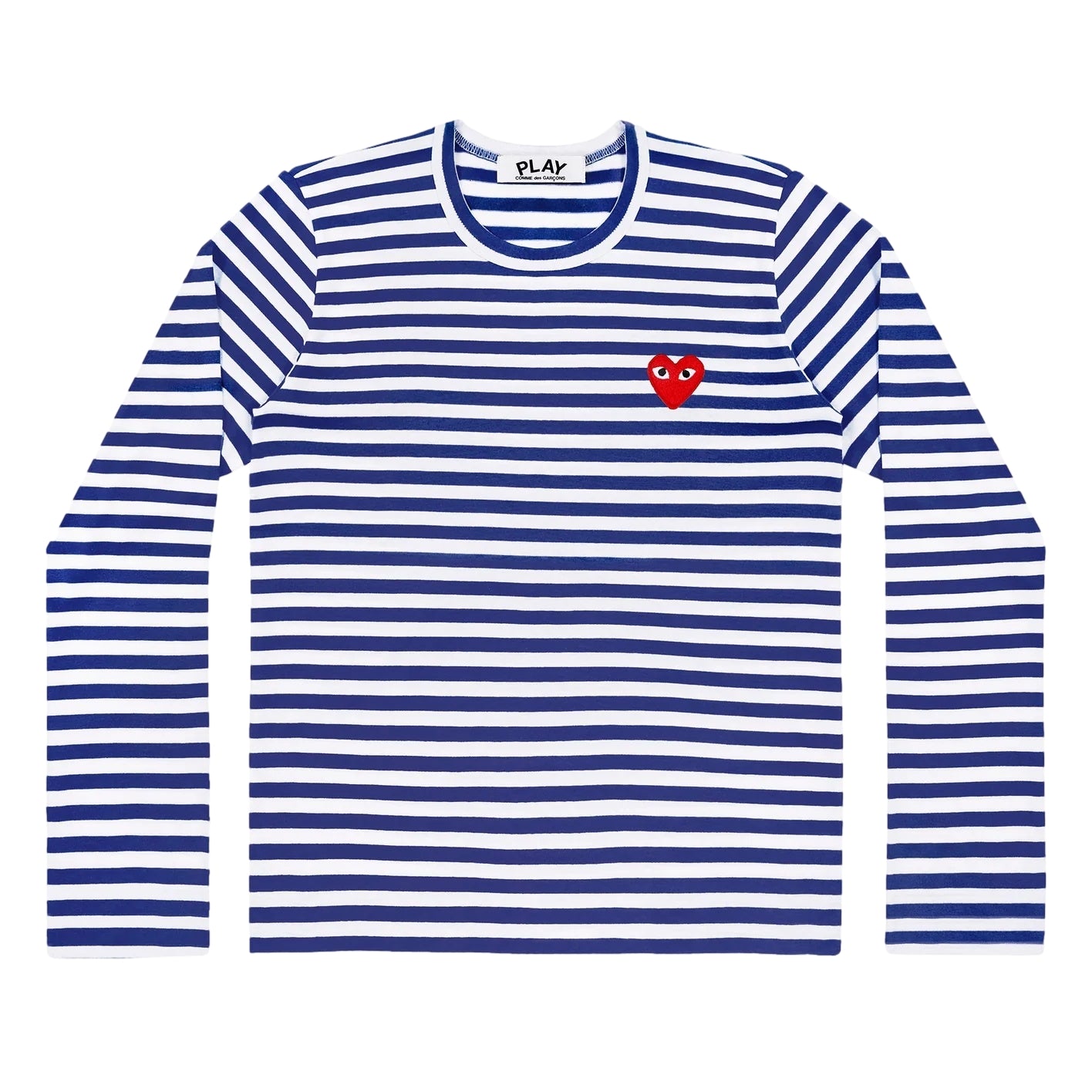 Mann og kvinne iført Comme des Garcons Play unisex langermet T-skjorte i mørkeblå med rød emblem og stripemønster.