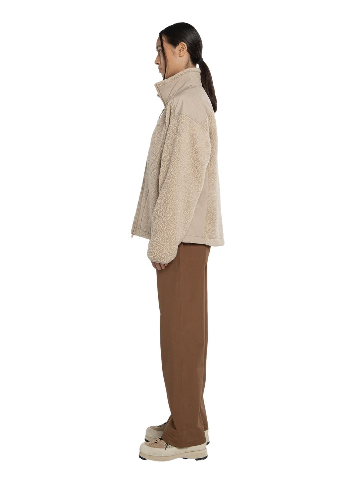 Blæst Skåla Polartec jakke i beige, varm og komfortabel jakke med mykt fleecefôr, egnet for utendørs bruk.