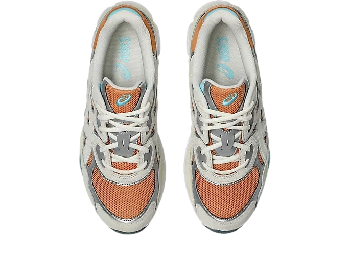 Asics GEL-NYC sneakers i terrakotta, krem, beige og oransje, med hvit mellomsåle og komfortabel design.